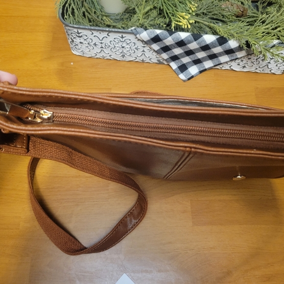 Elegant Brown Leather Shoulder Bag - Picture 7 of 9